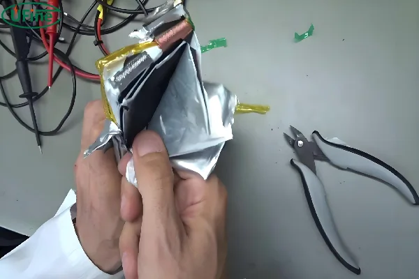 what is inside a lithium battery